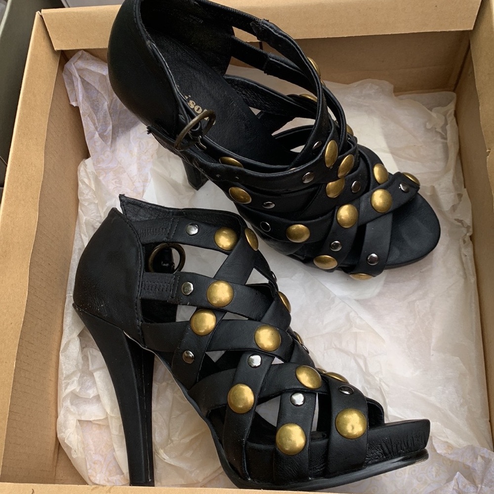 Fun & flirty !  ladies heels Black with gold accents